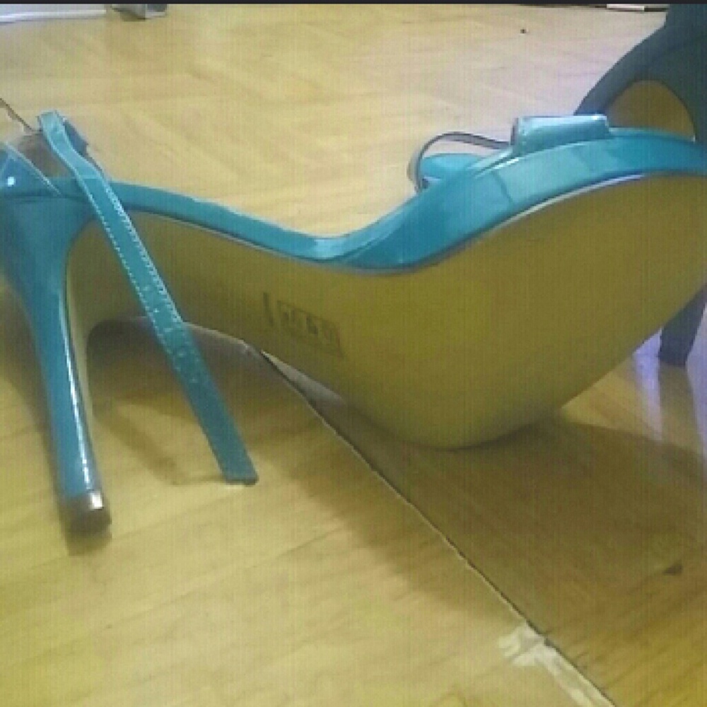 Heels - Picture 3 of 4